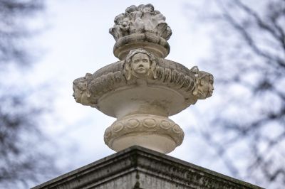 Wazon na ogrodzeniu Letniego Pałacu Lubomirskich. Fot. Grzegorz Bukała UM Rzesz&oacute;w